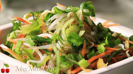 Теплый салат с ростками фасоли и овощами