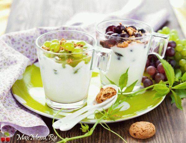 Домашний йогурт с виноградом и печеньем