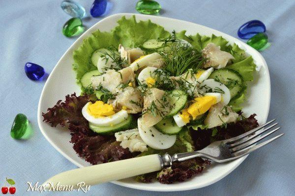Рыбный салат с огурцами