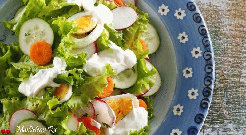 Летний салат из свежих овощей и яиц