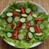 Весенний салат с курицей и овощами