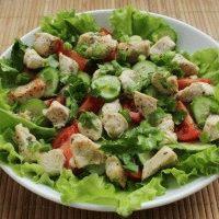 Весенний салат с курицей и овощами